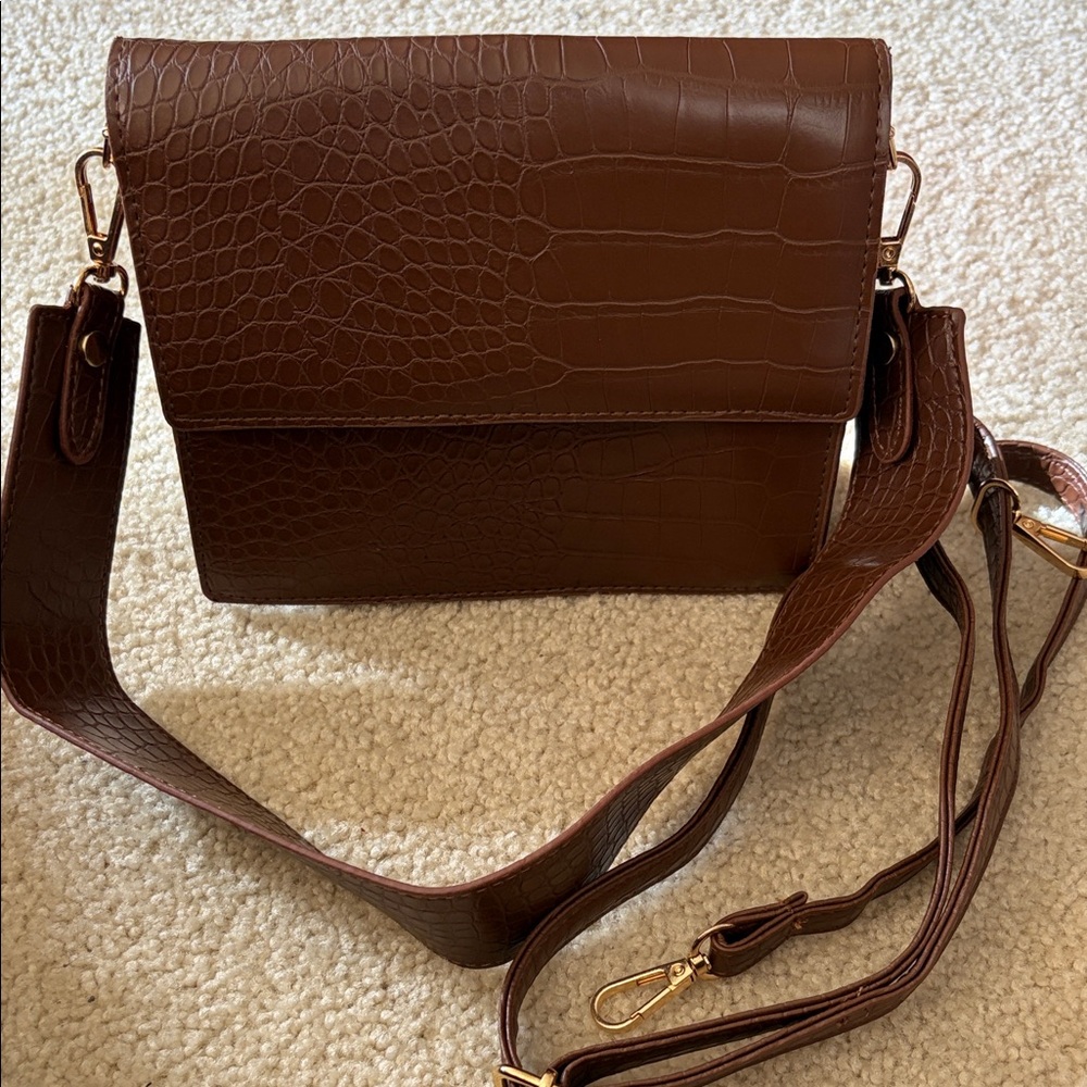 Brown Faux Crocodile-Embossed Women's Handbag/Crossbody with gold hardware NWOT